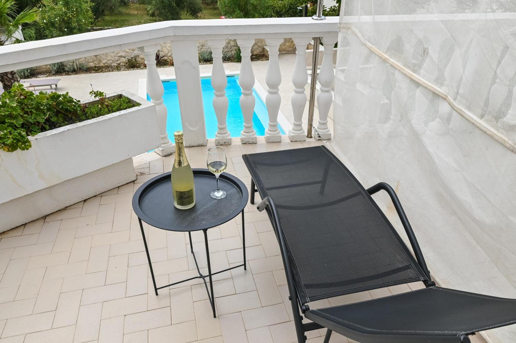 Seagull Pool Apartments & Studios Novalja Chambre photo