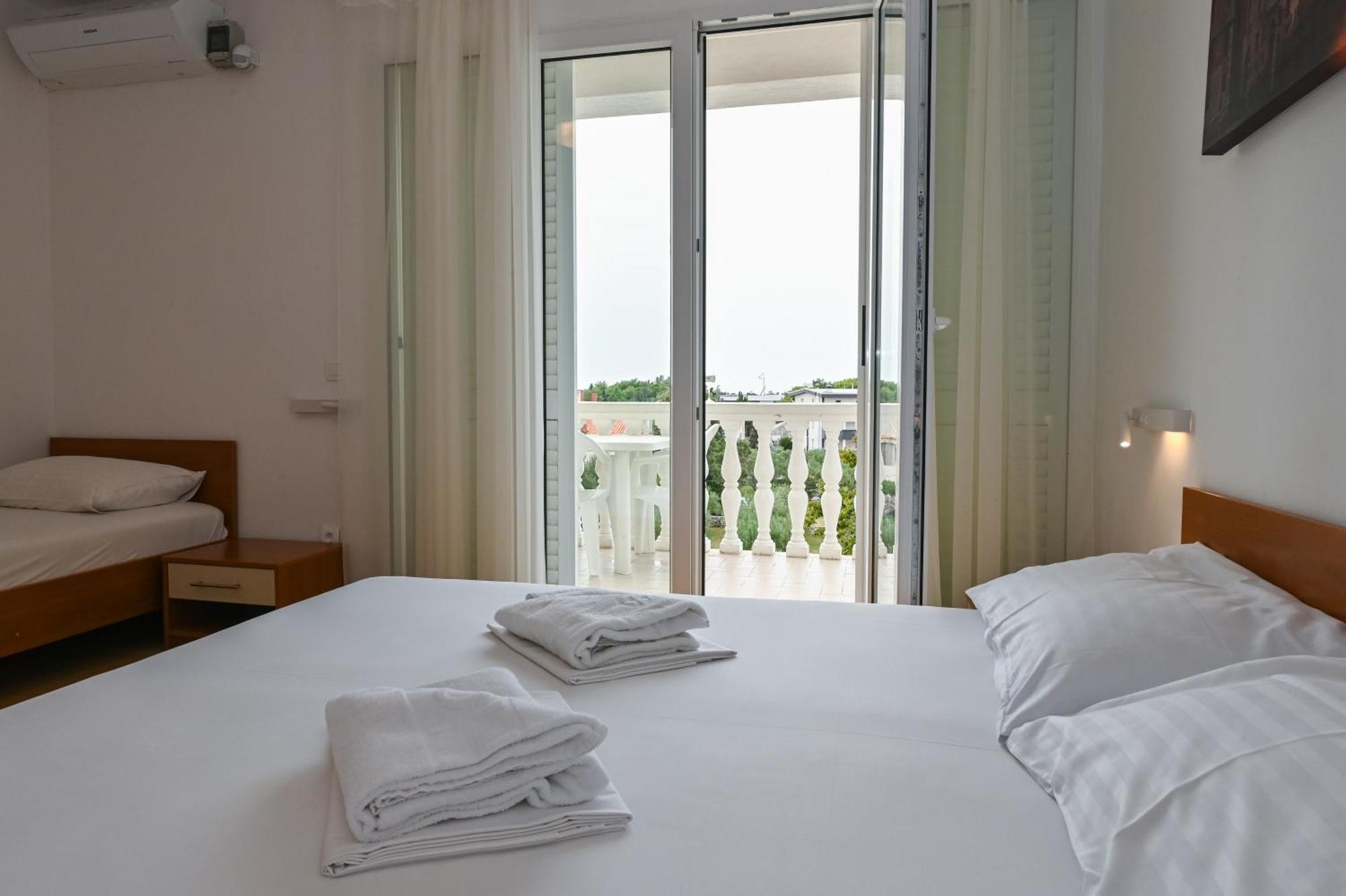 Seagull Pool Apartments & Studios Novalja Chambre photo