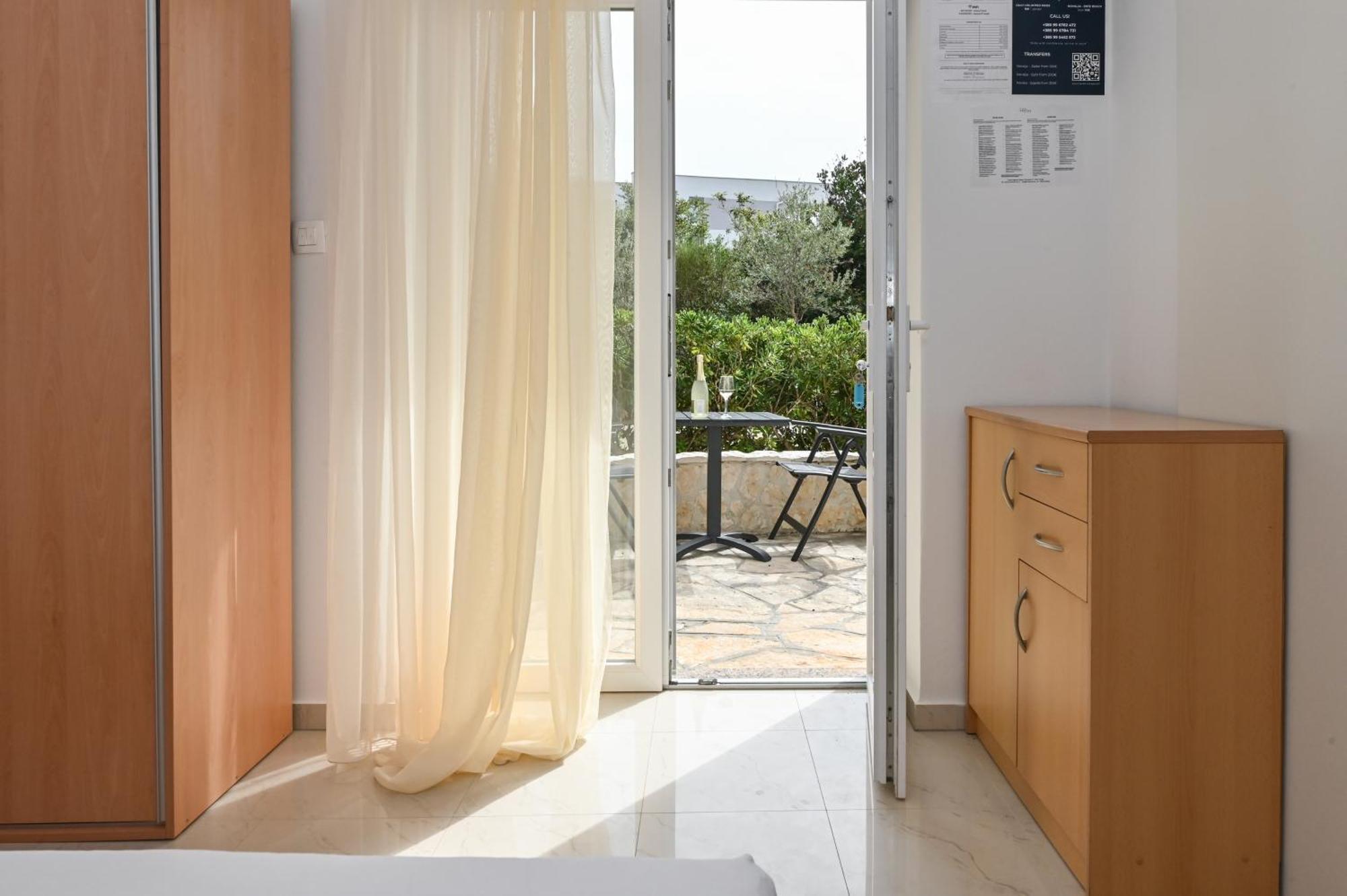 Seagull Pool Apartments & Studios Novalja Chambre photo
