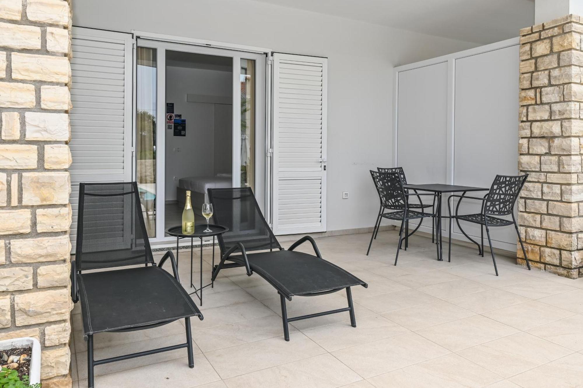 Seagull Pool Apartments & Studios Novalja Chambre photo